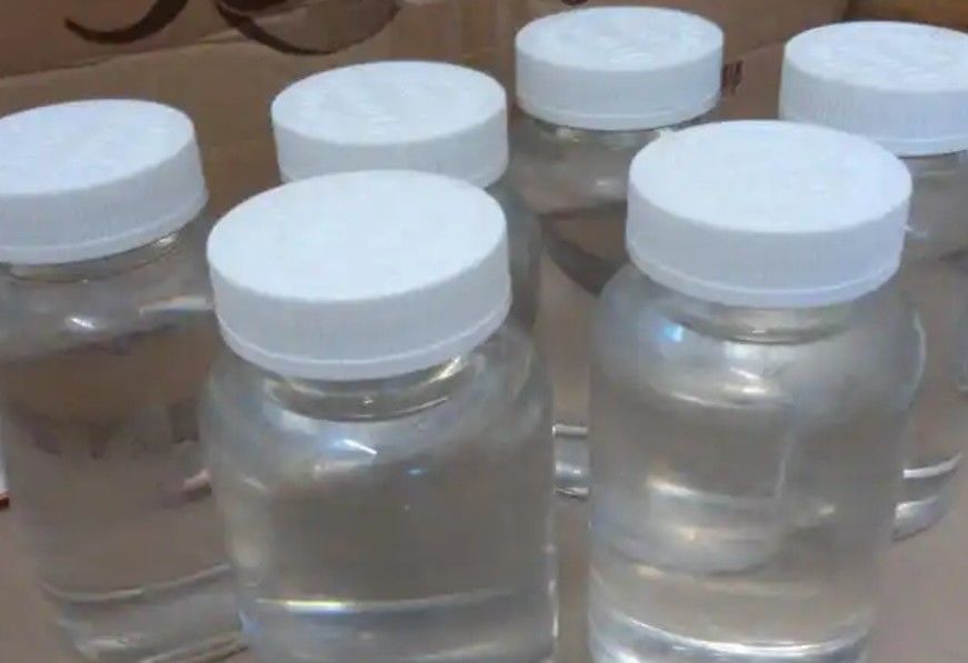 Contenu solide 79-85% Méthylée Mélamine Formaldéhyde Résine Soluble dans l'eau Flexibilité jusqu'à 2 mm Convient pour les revêtements et les adhésifs